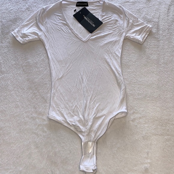 White V Neck Shortsleeve Bodysuit - Picture 3 of 5